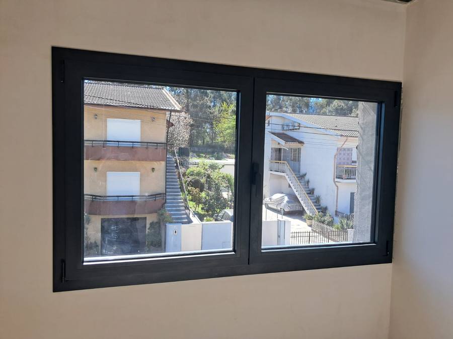 Janela dupla em alumínio antracite instalada em moradia em Braga