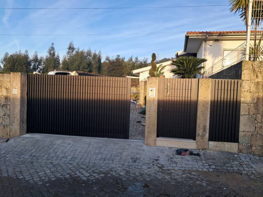 Portão de correr em alumínio antracite com ripas horizontais — moradia Braga