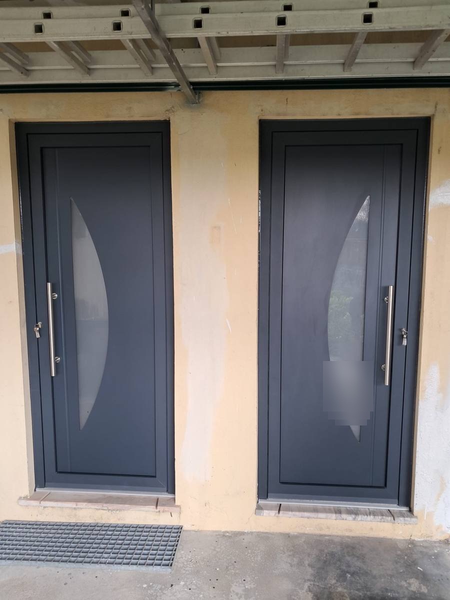 Par de portas de entrada em alumínio antracite com design premium