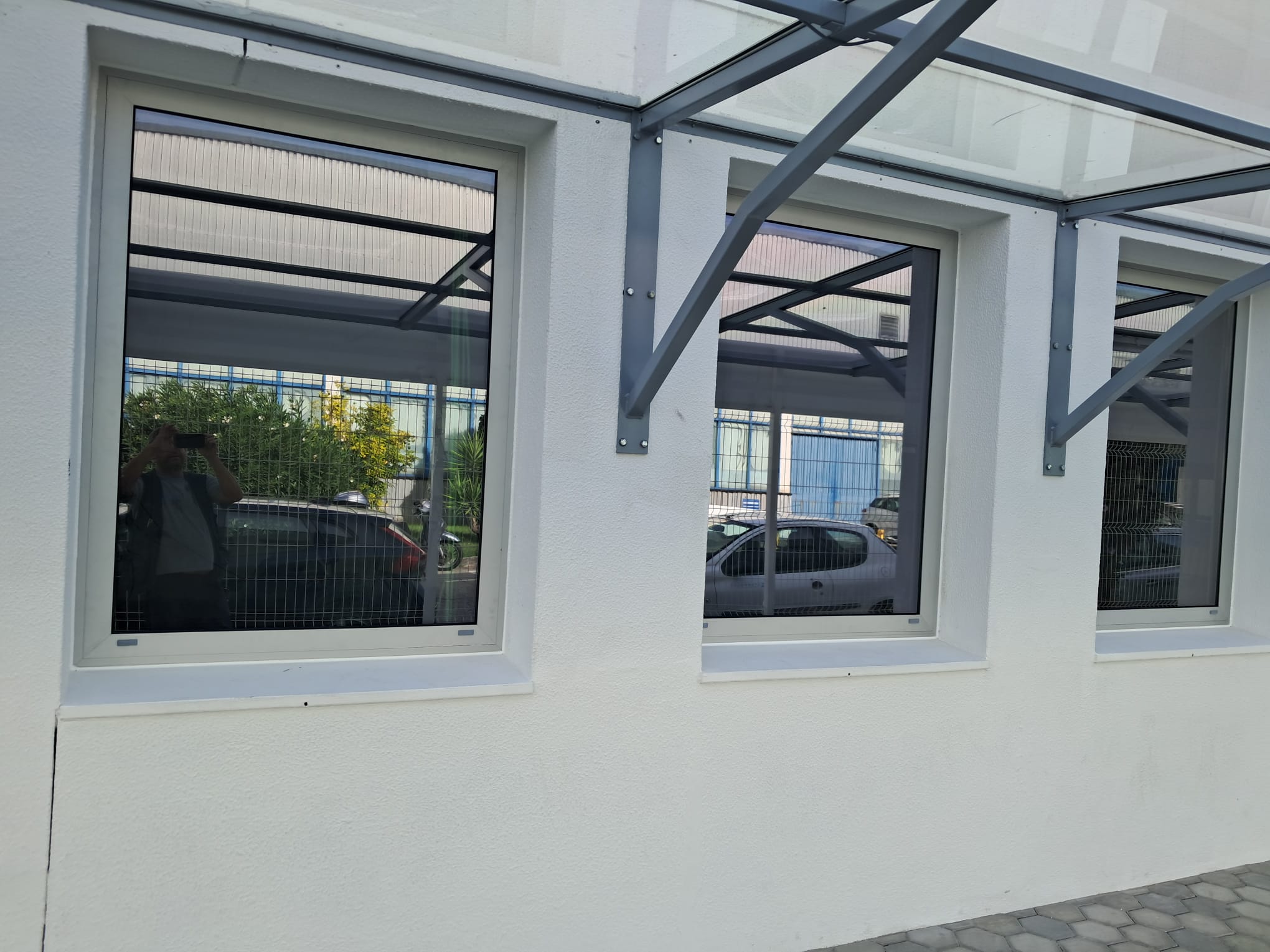 Detalhe de cobertura em estrutura metálica com janelas em alumínio branco