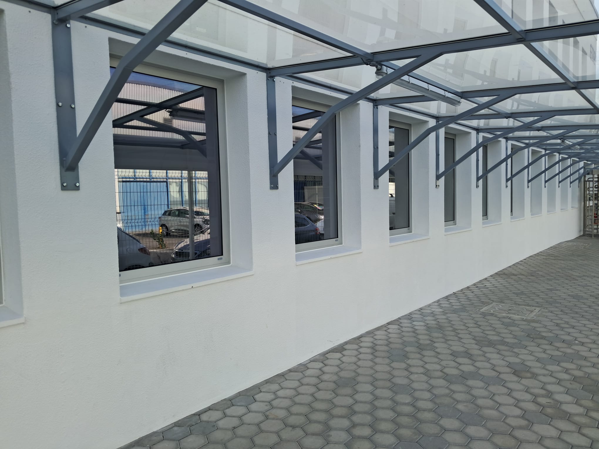 Cobertura em estrutura metálica e alumínio — projeto comercial