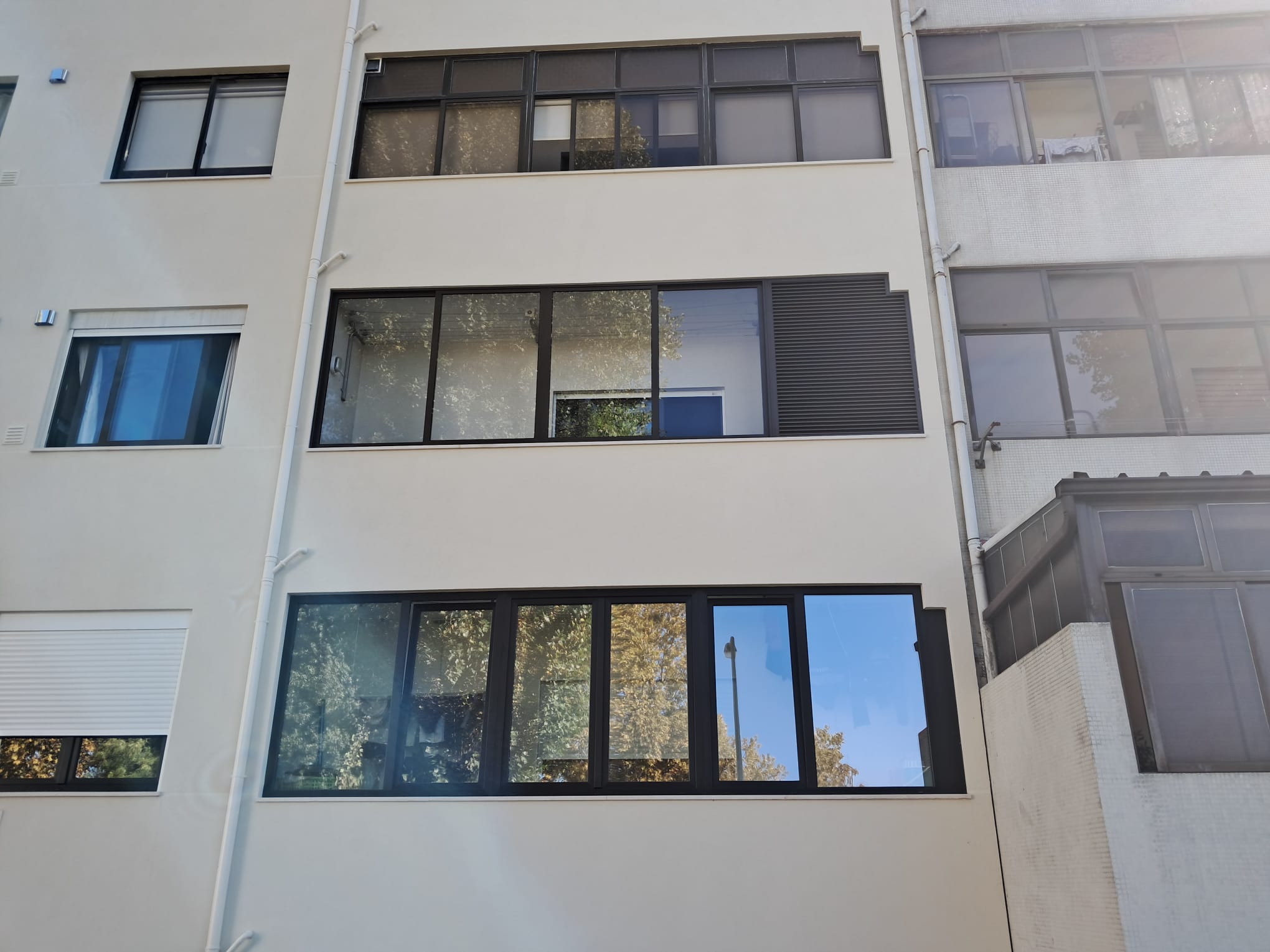 Fachada de edifício com caixilharia em alumínio preto — Braga