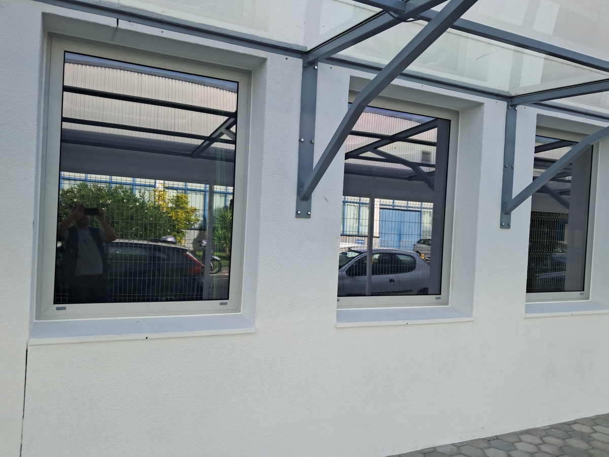 Obra de serralharia alumínio — Janelas + Portas, Vila Verde