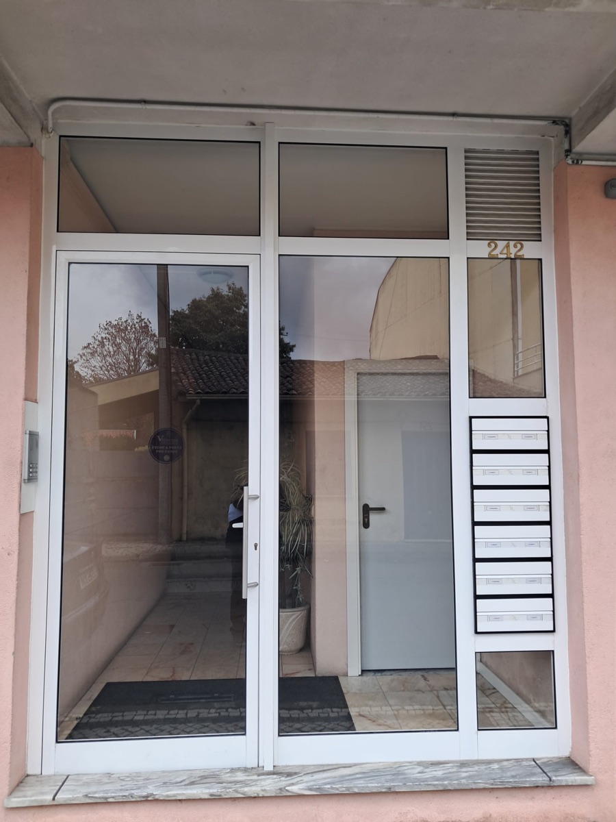 Obra de serralharia alumínio — Caixilharia Alumínio, Amares